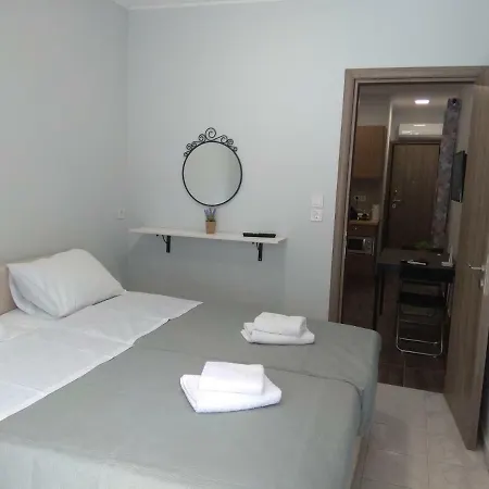 Cozy 1 Next To Stavros Niarxos